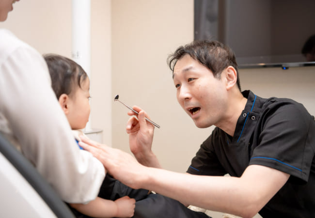 子供の診察を行う院長